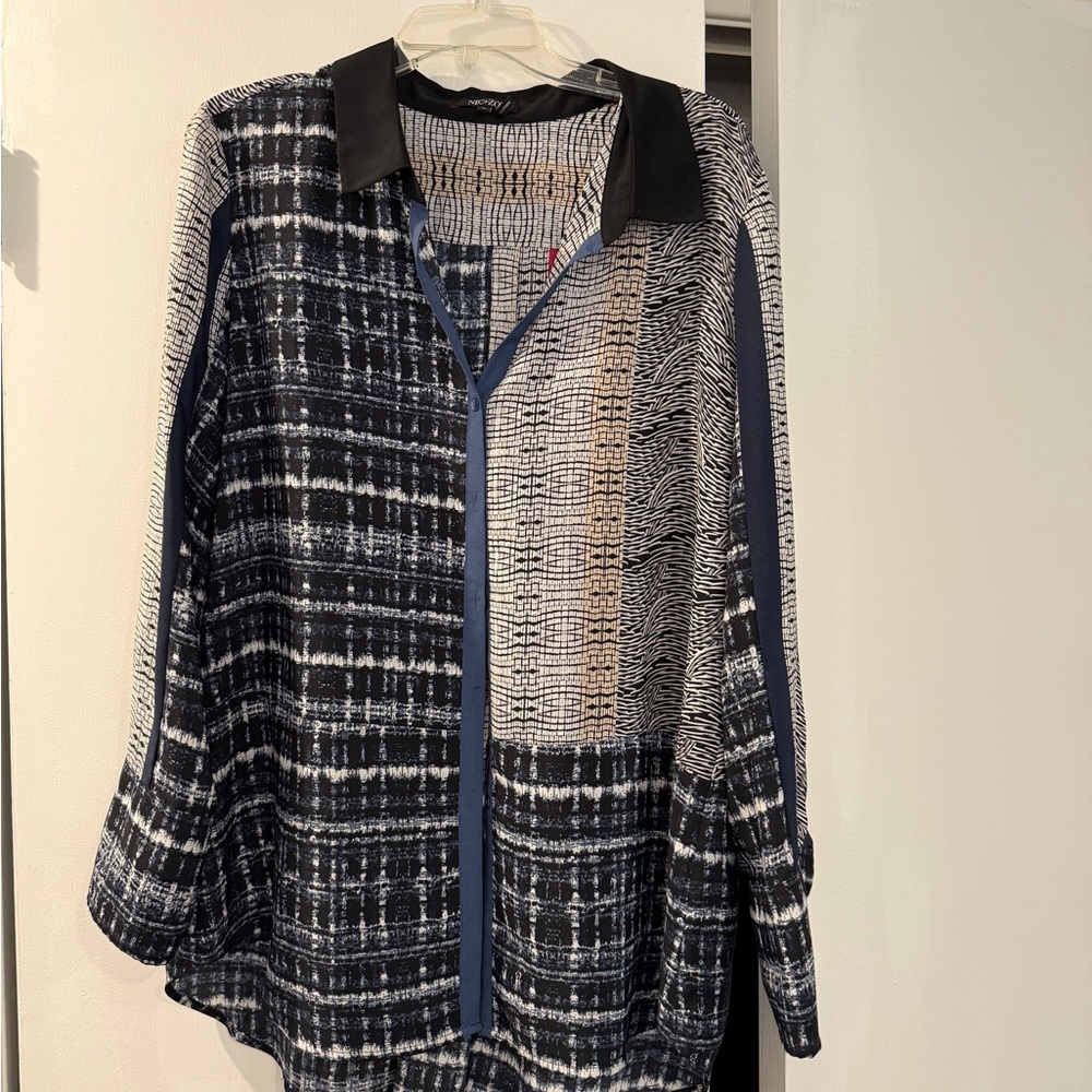 Nic and Zoe    Navy white black red accent Patterned Blouse